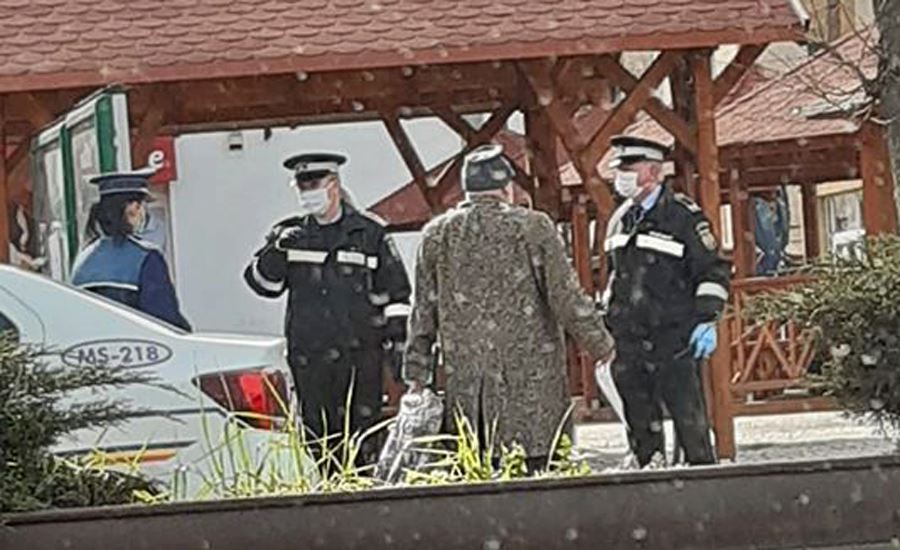 Imagine Stire Ce i-au făcut polițiștii din Târgu Mureș unui pensionar, prins la ora 10:00 în oraș | 2review.ro