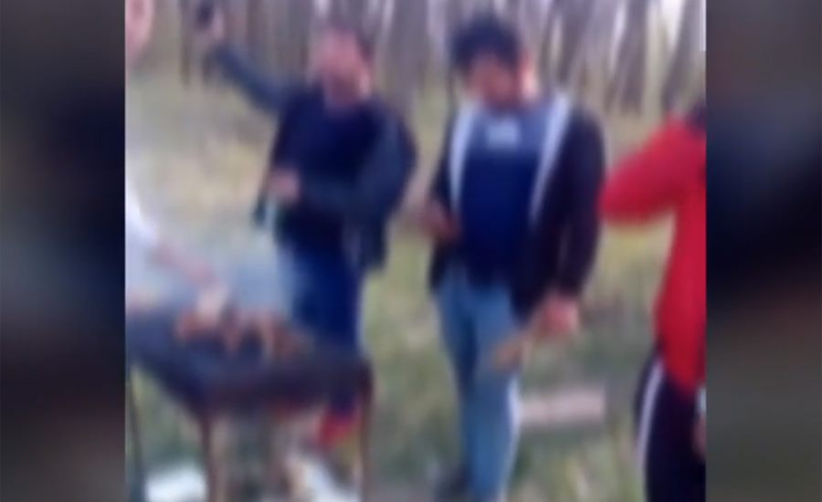 Imagine Stire Inconștiență în plină criză. Tineri din Teleorman au ieșit la un grătar, apoi au transmis filmarea pe Facebook: ”Nu există coronavirus!” | 2review.ro