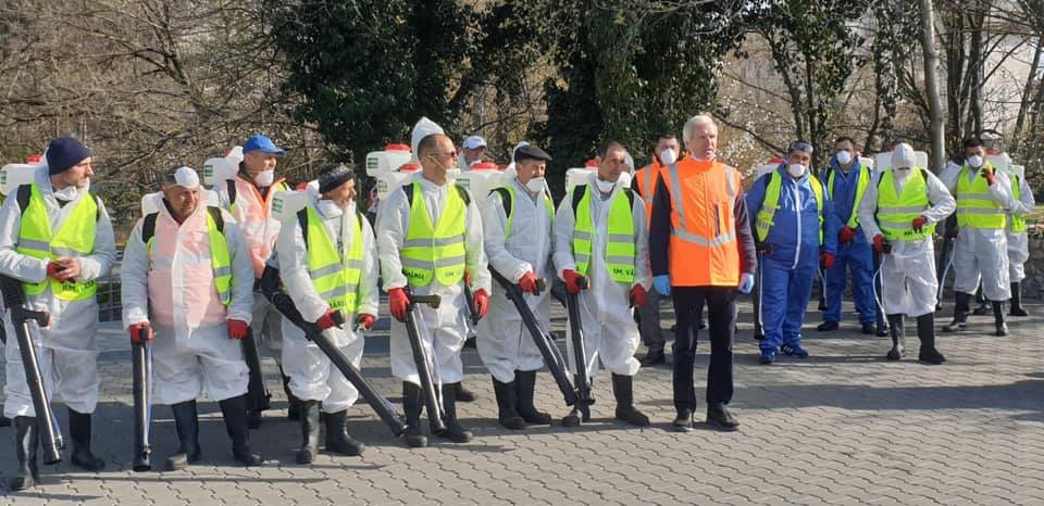 Imagine Stire Dezinfecție împotriva coronavirusului în municipiul Râmnicu Vâlcea. Au fost ”atacate” mai multe cartiere din oraș | 2review.ro