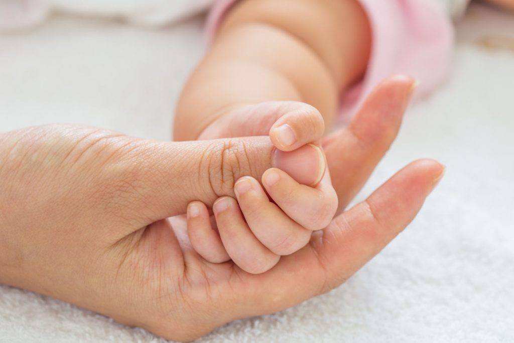 Imagine Stire Internată cu bebelușul ei suspect de coronavirus la spitalul din Suceava, o mamă face un apel disperat: “I-au ieșit bube pe tot corpul! Toți fug de noi. Stau să mă rog să vină medicii să-l consulte!” | 2review.ro