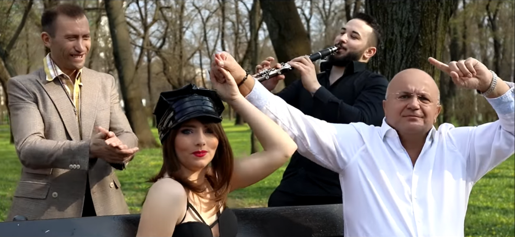 Imagine Stire Vulpița de la Acces Direct s-a apucat de cântat împreună cu Axinte. Câți lei ia pentru piesa ”Hai la București” | 2review.ro