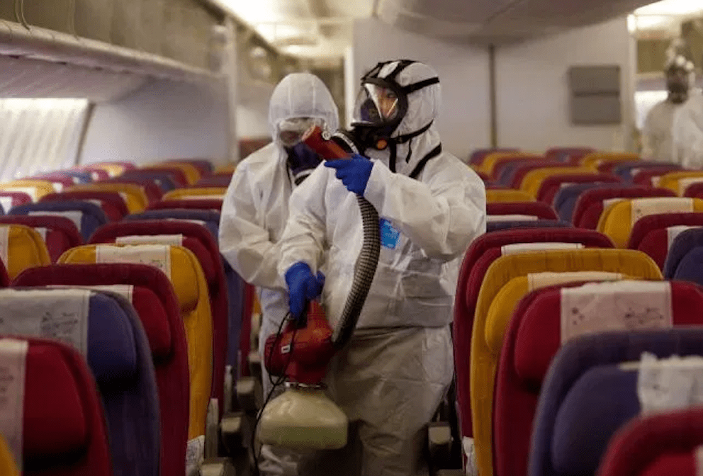 Imagine Stire Un bărbat care știa că este infectat cu coronavirus a venit cu avionul din Madrid, în București, împreună cu alți 60 de pasageri! Pacientul a fost luat cu izoleta imediat după aterizare | 2review.ro