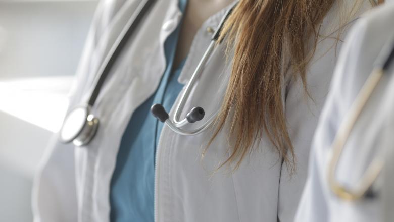 Imagine Stire De aici a plecat mega-scandalul de la Suceava! Mesajul audio al unui medic: ”Îți scuipa ăla-n față, nu-ți scuipa…” 92 de infectați, spitalul a fost închis | 2review.ro