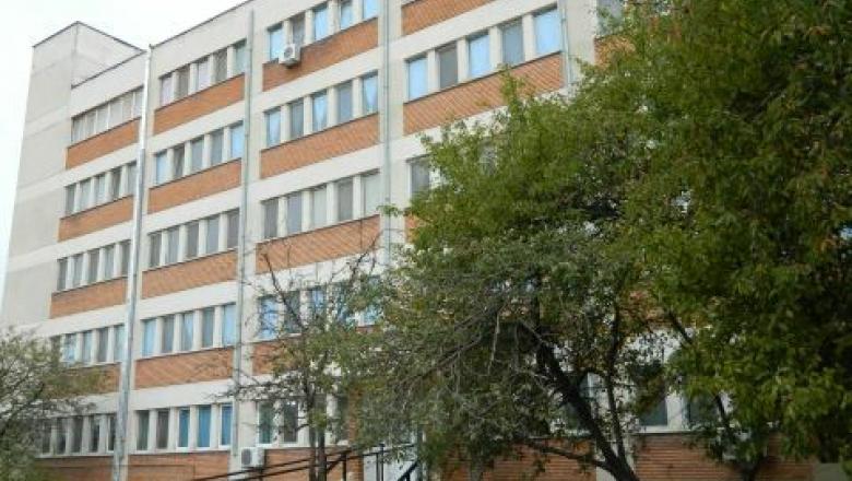 Imagine Stire Scene incredibile la Spitalul din Hârșova. Un bărbat aflat în autoizolare, grav rănit, a intrat în spital amenințând și scuipând medicii | 2review.ro