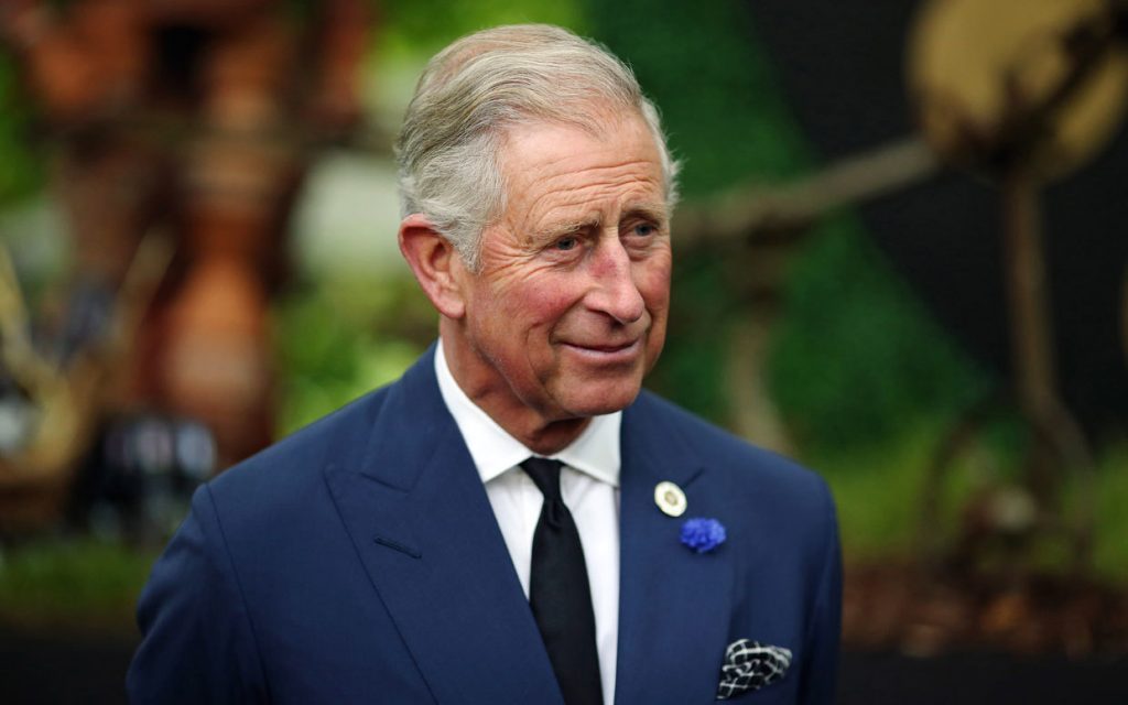 Imagine Stire Prima fotografie cu prințul Charles după ce s-a vindecat de coronavirus.  În imagine apare alături de Camilla și… | 2review.ro