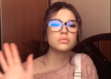 Imagine Stire Cine ar fi crezut. Cleopatra Stratan o urmărește cu atenție pe Vulpița, iar când e singură în cameră o și imită VIDEO | 2review.ro