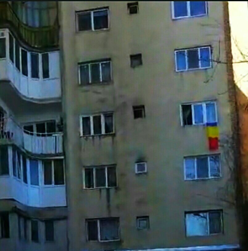 O femeie s-a prăbușit de la etajul 3 al unui bloc din Târgoviște. Medicii nu au mai putut să o salveze