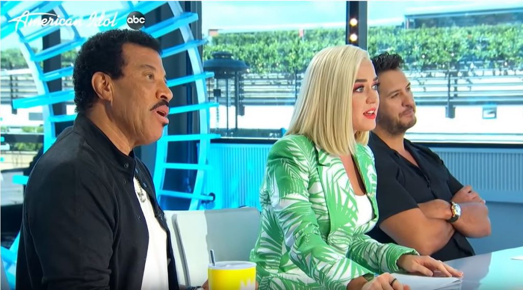 Imagine Stire Premieră la American Idol! O concurentă a intrat în competiție fără să se înscrie la audiții și i-a uimit pe jurați cu vocea ei | 2review.ro