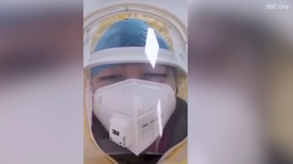 Imagine Stire Mărturiile copleşitoare ale unei asistente din Wuhan despre coronavirus: “Aş vrea să transmit tuturor celor care văd acest clip video…” | 2review.ro