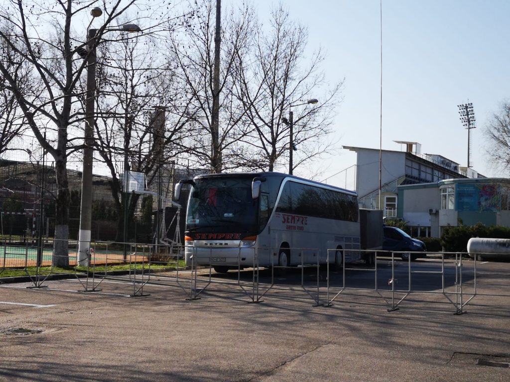 Imagine Stire Un autocar venit din Italia zace nedecontaminat la Giurgiu, iar cei puși în carantină se plimbă nestingheriți pe afară | 2review.ro