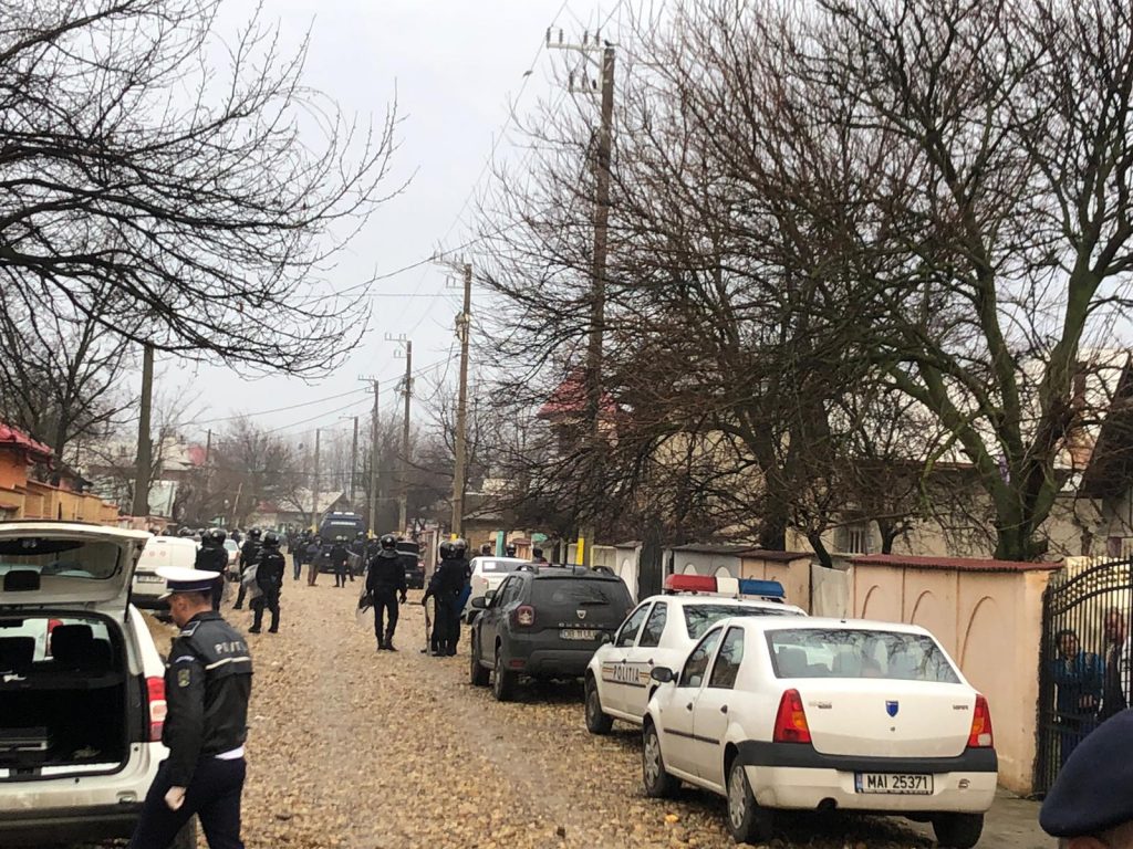 Imagine Stire Romi luați pe sus de mascați, în două localități din Dâmbovița. S-au bătut cu bâte, bolovani și topoare | 2review.ro