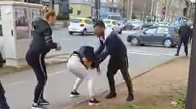Scene șocante la Târgoviște. Un tânăr și-a luat la bătaie fosta iubită, în plină stradă – VIDEO