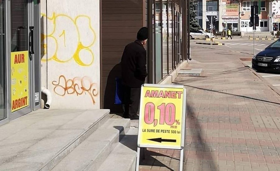 Imagine Stire Imaginea a devenit virală! Cum a reacționat bătrânelul din imagine ieri, după ce l-a prins ora 14:00 în oraș | 2review.ro