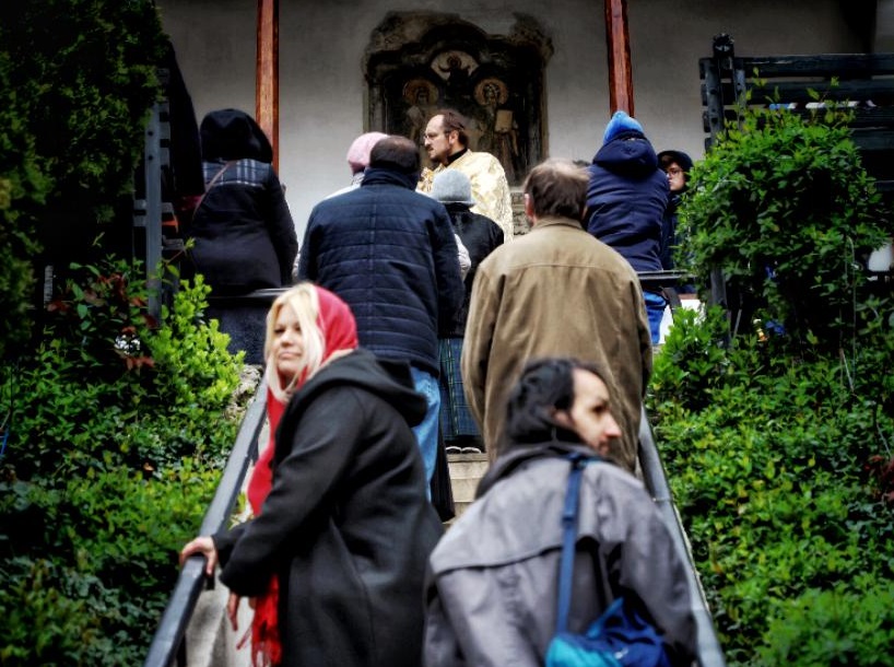 Imagine Stire ALARMANT! Bisericile sfidează regulile autorităților! Preoții au împărtășit azi credincioșii cu aceeași linguriță | 2review.ro