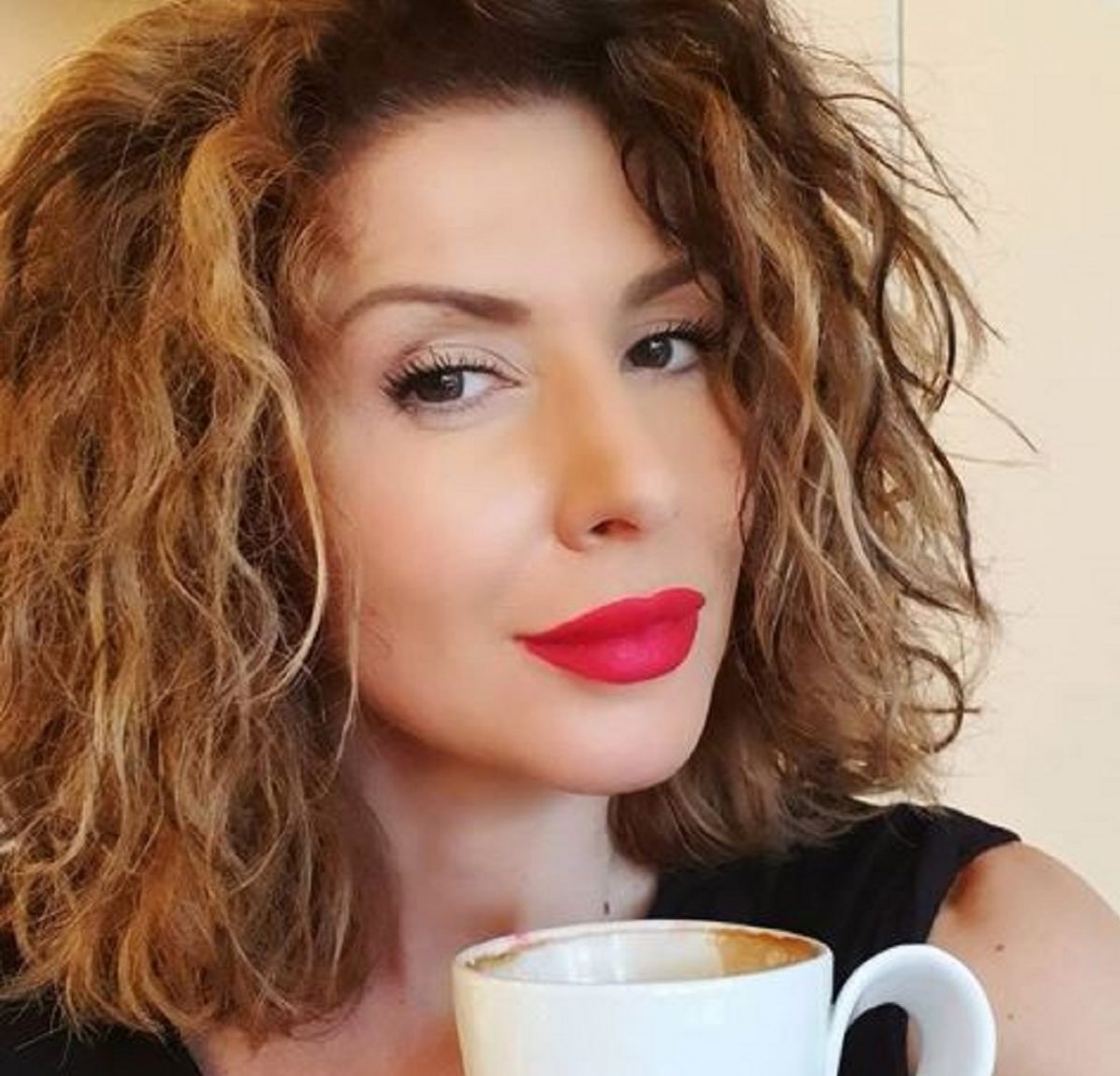 Imagine Stire De necrezut! Câte clase are Carmen Brumă, de fapt. Din ce își câștigă banii acum iubita lui Mircea Badea | 2review.ro