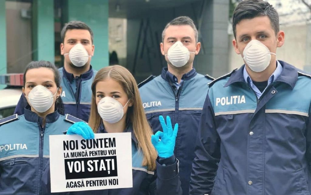 Imagine Stire FOTO. Apel emoționant făcut de medicii și polițiștii din România, în plină epidemie de coronavirus: „Stai acasă pentru noi” | 2review.ro