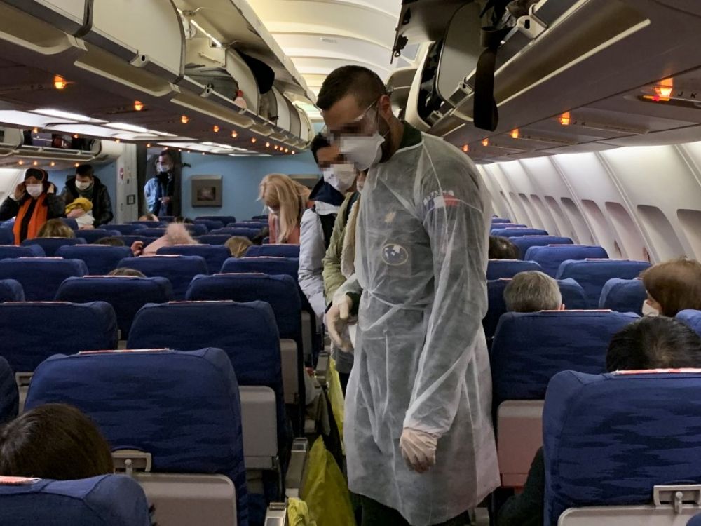 Imagine Stire Un avion cu ruta București-Suceava a fost întors din drum din cauza unei pasagere care tușea | 2review.ro