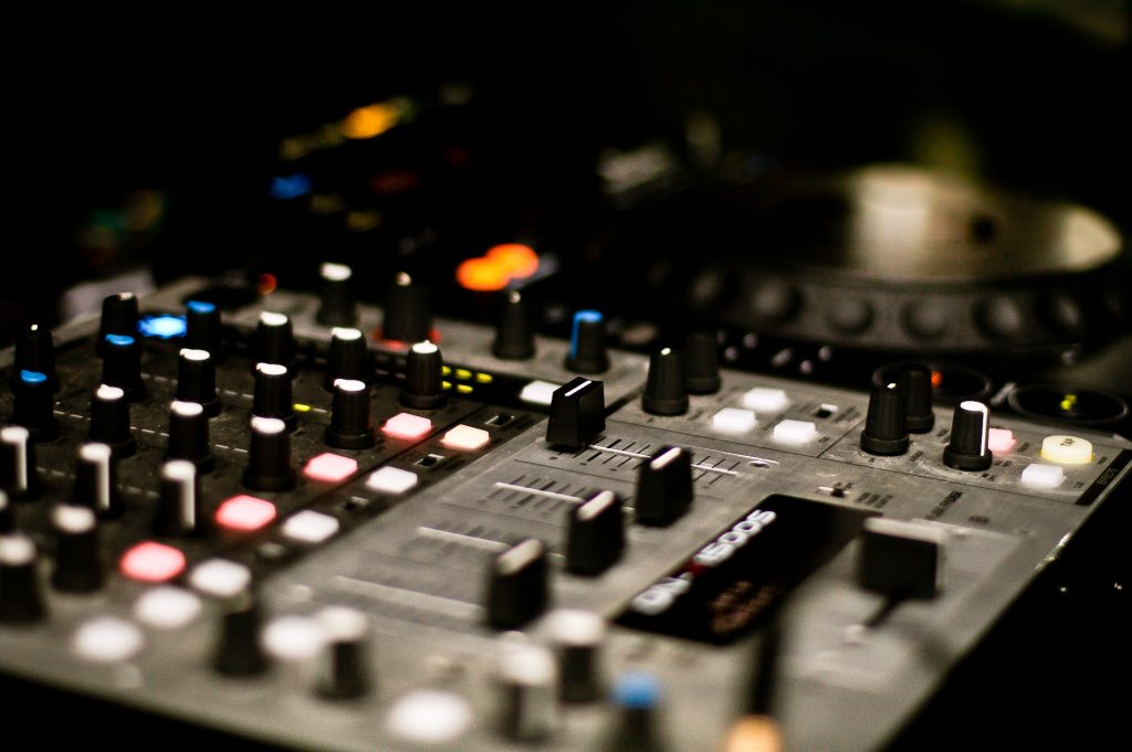 Imagine Stire Câți bani câștigă, de fapt, un DJ dintr-un club din Centrul Vechi al Bucureștiului | 2review.ro
