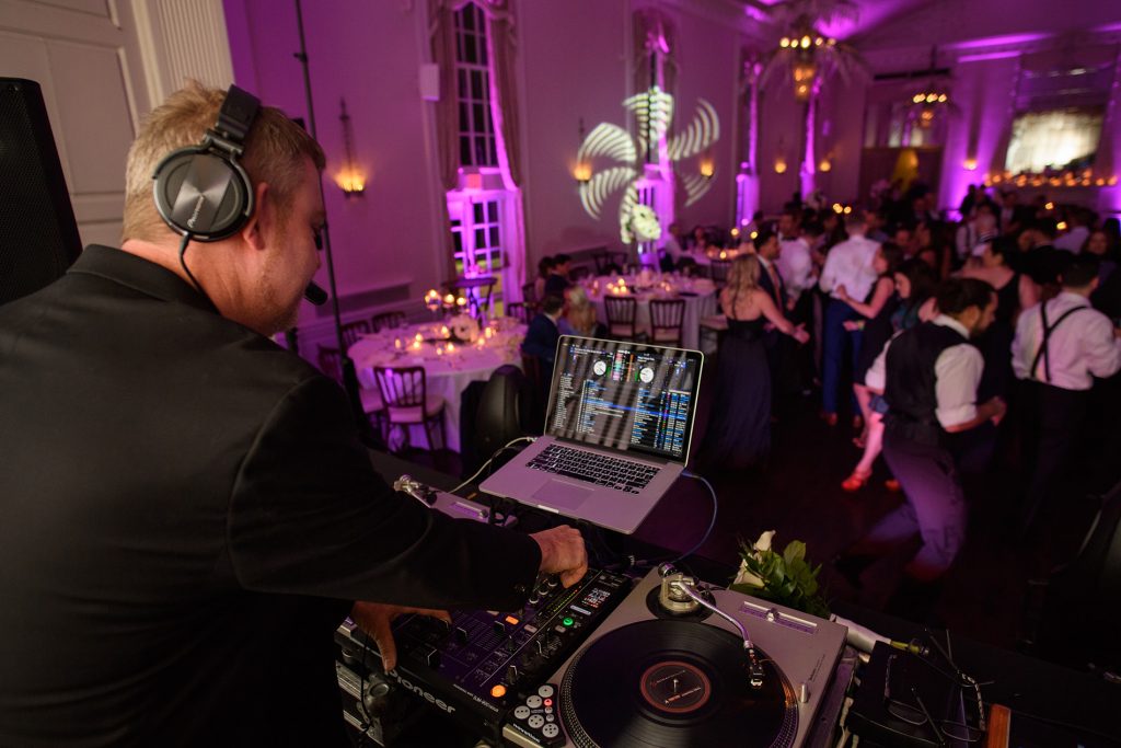 Imagine Stire Câți bani ajungi să plătești la o nuntă doar pentru DJ, sonorizare și lumini | 2review.ro