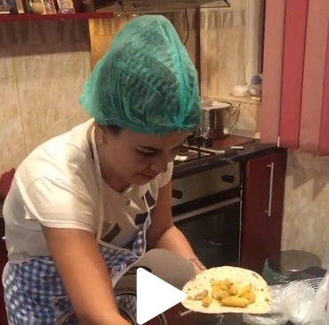 Românii se reinventează în autoizolare! O familie și-a creat un fast-food în propria locuință. VIDEO