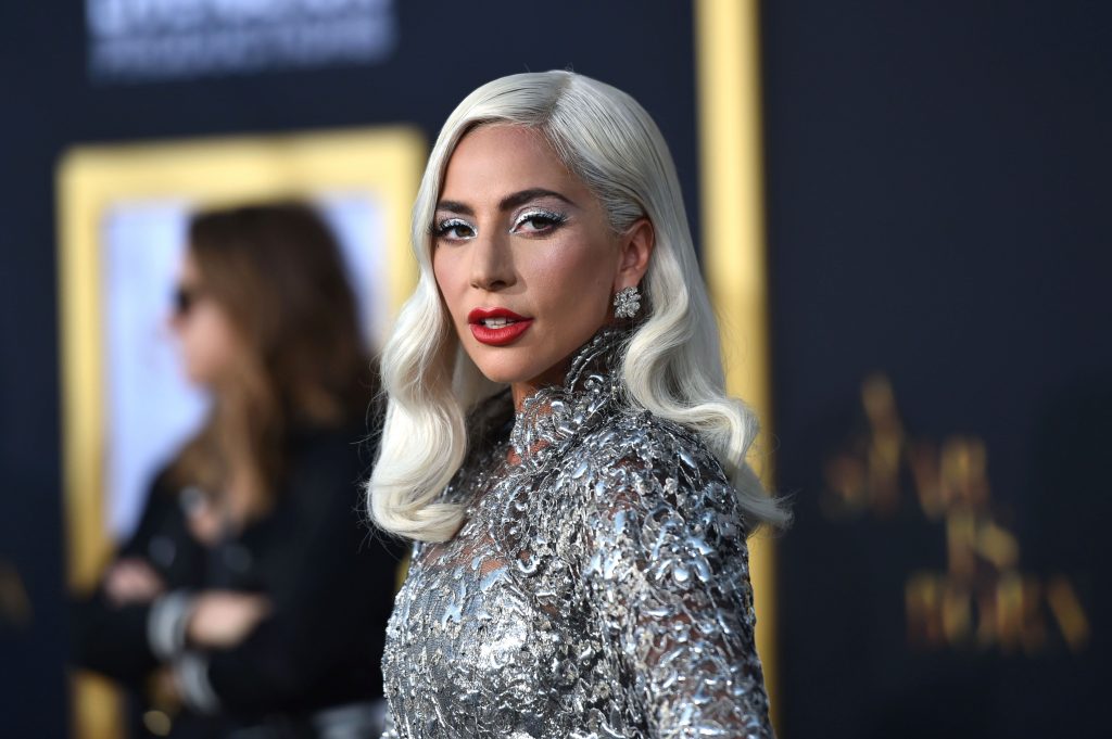 Imagine Stire Lady Gaga, autoizolare, alături de noul iubit, de teama coronavirusului! „Încercați să nu dați virusul mai departe” | 2review.ro