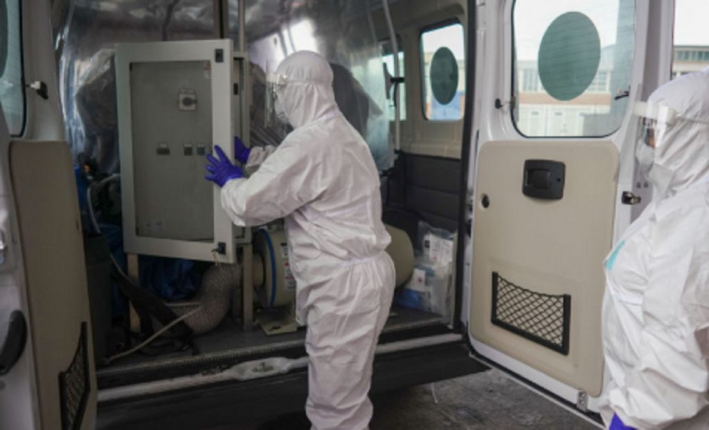Imagine Stire Imaginea care a devenit virală! Doi italieni s-au căsătorit, în plină epidemie de coronavirus. Cum au arătat mirii | 2review.ro