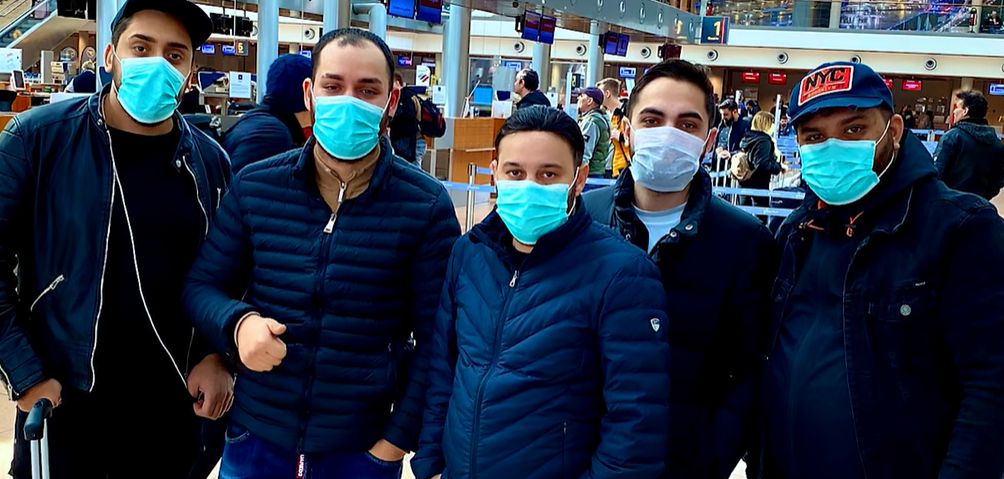 Imagine Stire Speculă cu măști la intrarea într-un hypermarket din Vaslui. Oamenii sunt revoltați: “Caută să se îmbogățească!” | 2review.ro