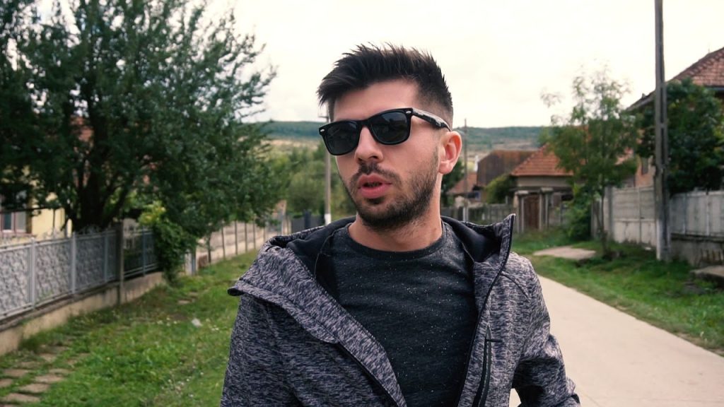 Imagine Stire Vloggerul Mircea Bravo ”lovește” din nou. Propaganda rusă, tratată într-un mod hilar: ”Iei tezaurul și te faci că plouă…” | 2review.ro