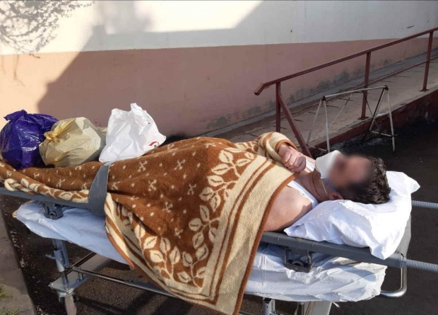 Imagine Stire Revoltător: bolnav de coronavirus din Piatra-Neamț, scos din spital în maieu, fără izoletă și lăsat în frig! “Pompierul a refuzat să…” | 2review.ro