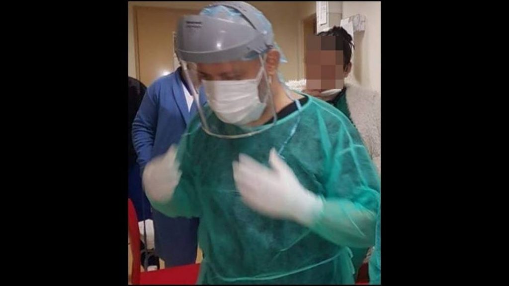 Medicii din România se simt umiliţi în lupta cu noul coronavirus: “Aşa ne-am echipat ca să vedem un pacient”. Ce improvizaţii au făcut
