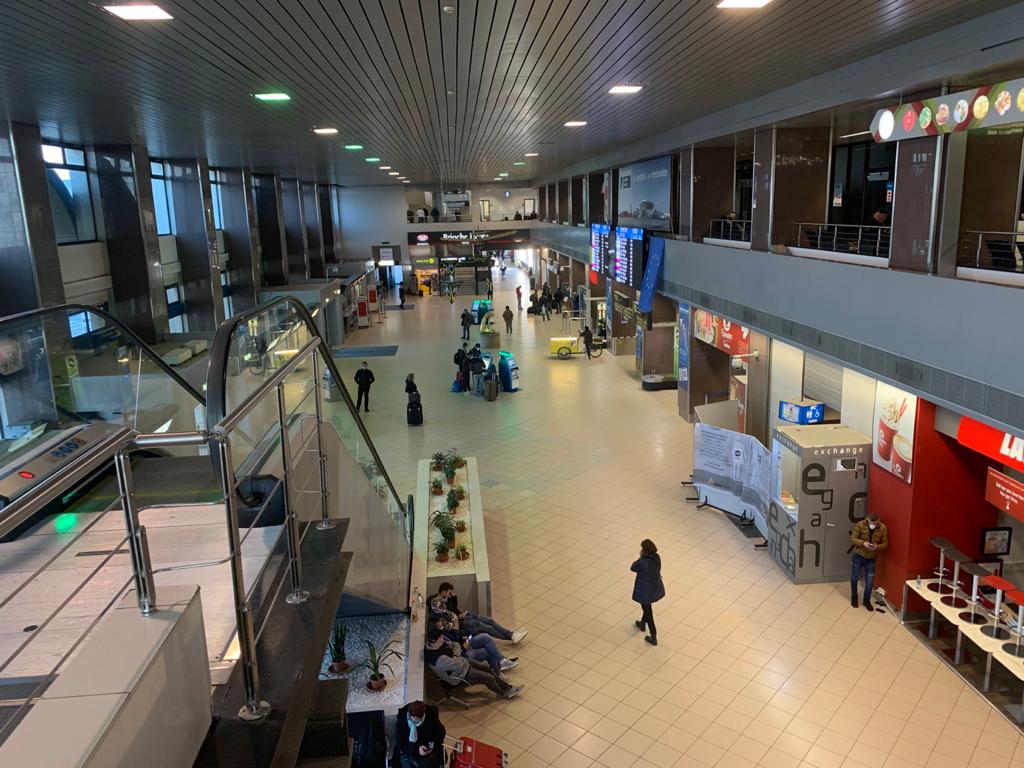Imagine Stire Imagini postapocaliptice din incinta aeroportului Otopeni. Călătorii pot fi numărați pe degete. FOTO | 2review.ro