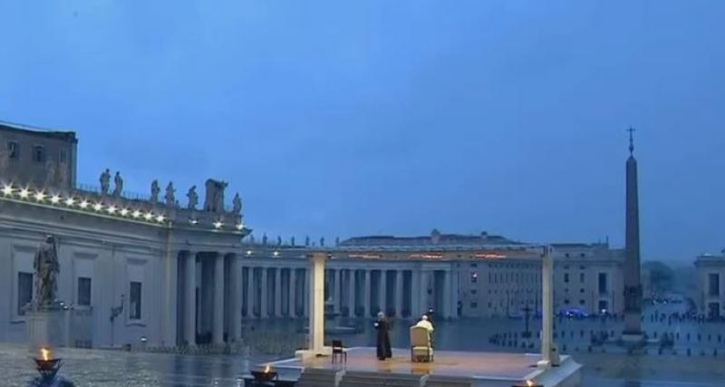 Imagine Stire Moment unic la Vatican. Papa Francisc se roagă în ploaie pentru oamenii afectați de coronavirus. VIDEO | 2review.ro