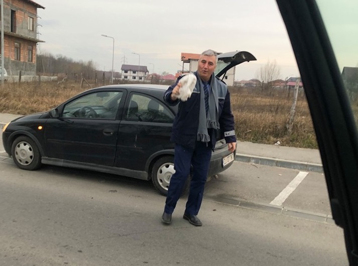 Imagine Stire Un poliţist din Dolj este cercetat de superiori, după ce ar fi abandonat pisici pe marginea drumului | 2review.ro