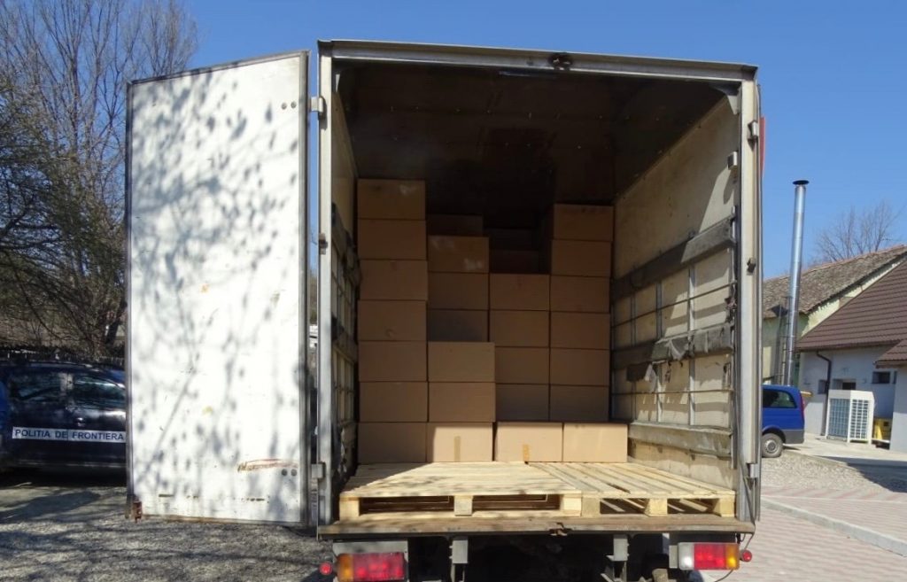 Imagine Stire Un poliţist din Dolj a fost reţinut după ce a trecut de partea traficanţilor! Descoperirea record făcută de colegii săi într-o dubă | 2review.ro