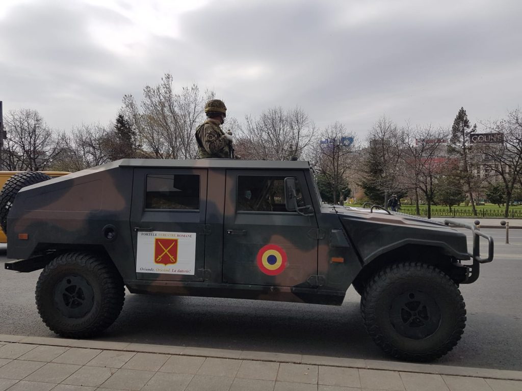 Imagine Stire UPDATE imagini LIVE cu armata română pe străzile din Bucureşti! Sute de şoferi, verificaţi la una dintre intrările în oraş | 2review.ro
