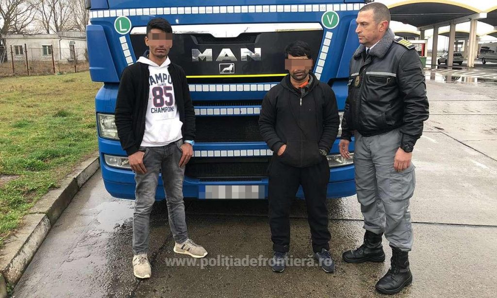 Doi afgani au încercat să intre în România ascunși printre piese auto. Cum i-au descoperit vameșii din Giurgiu