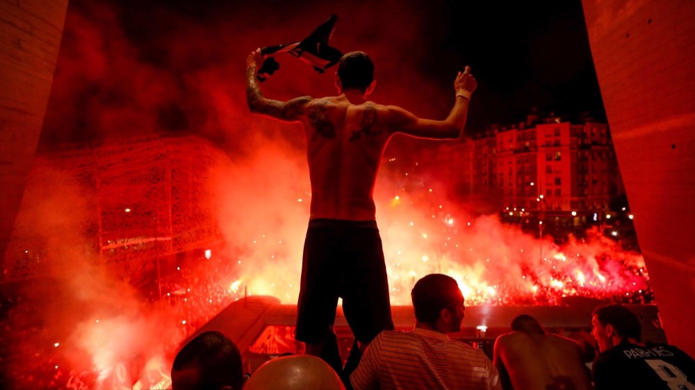 Imagine Stire Nebunie la Paris » Jucătorii au sărbătorit cu fanii calificarea în sferturile Champions League! | 2review.ro