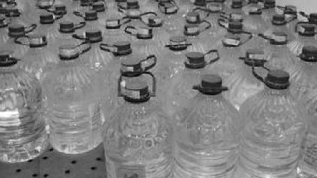 Imagine Stire Improvizare în vreme de coronavirus! Polonezii folosesc vodka pentru a se dezinfecta | 2review.ro