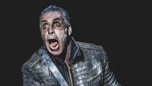 Imagine Stire Solistul Rammstein, în stare critică după ce a fost diagnosticat cu COVID-19 | 2review.ro
