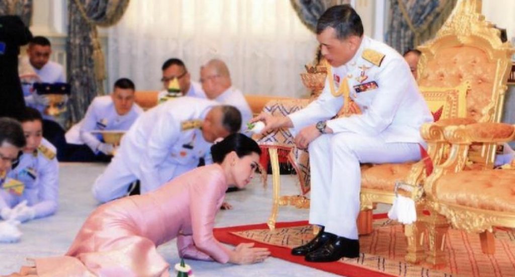 Imagine Stire Aroganță, în vreme de pandemie! Regele Thailandei s-a izolat într-un hotel de lux din Germania, alături de 20 de femei | 2review.ro