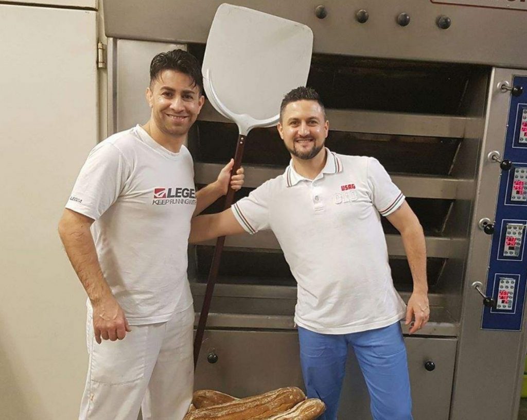 Imagine Stire Ce lecţie de viaţă! În Italia, doi brutari români dau gratis pâine celor care nu își mai permit să o cumpere | 2review.ro
