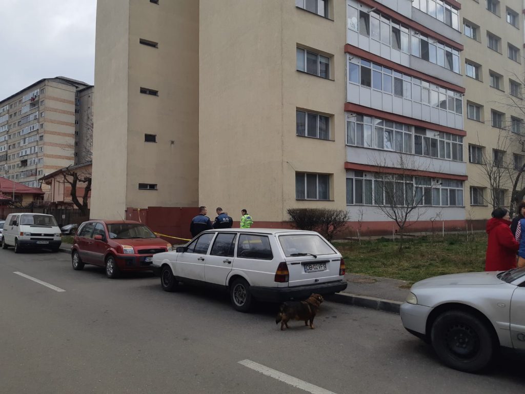 Imagine Stire Moarte suspectă în Târgoviște. O femeie s-a prăbușit de pe un bloc | 2review.ro