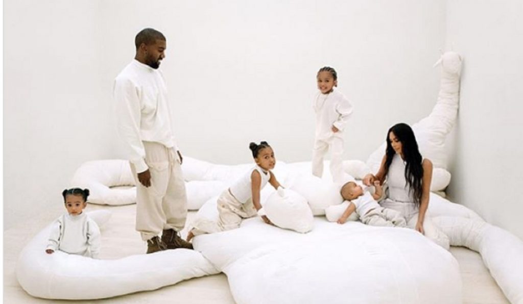Imagine Stire Cum arată vila lui Kim Kardashian și a lui Kanye West în care petrec izolarea. Valorează 20 de milioane de dolari | 2review.ro