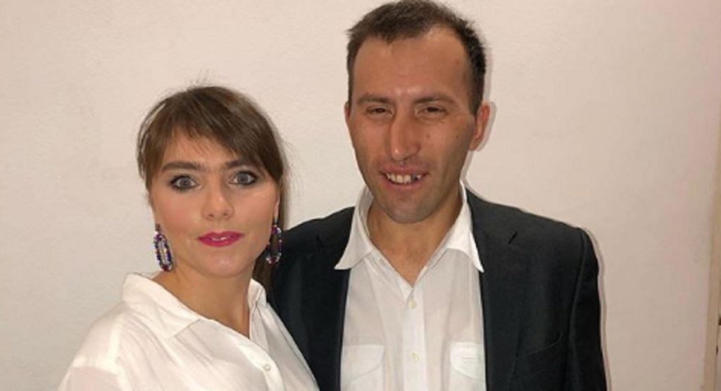Imagine Stire Țara arde și baba se piaptănă! Ce fac Vulpița și Viorel, de când coronavirusul a ajuns în România | 2review.ro