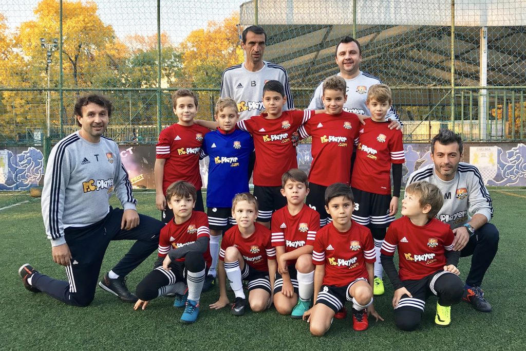 Imagine Stire Juniorii unei academii de fotbal din București concurează cu Messi & Ronaldo! | 2review.ro