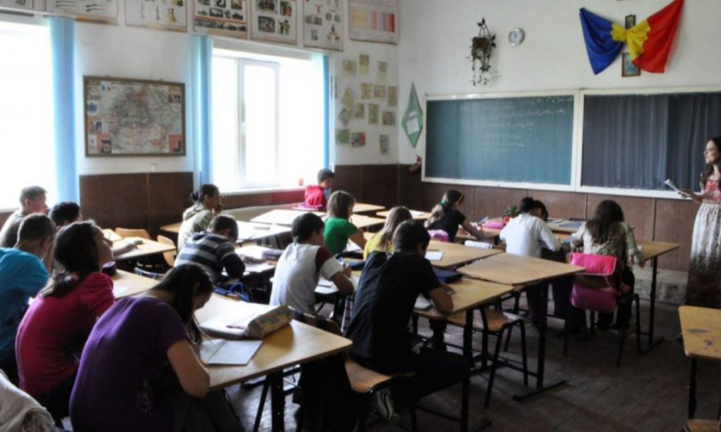 Imagine Stire O elevă din Botoșani, aflată în ultimul an de liceu, a scris o scrisoare emoționantă: ”Acest Covid-19 mi-a răpit cel mai magic moment din adolescență” | 2review.ro