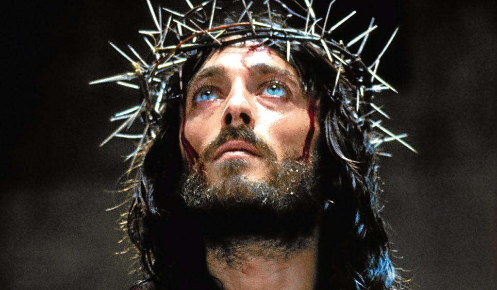 Imagine Stire Acum 40 de ani, a interpretat rolul vieții sale în ”Iisus din Nazareth”. Ce s-a întâmplat cu actorul Robert Powell | 2review.ro