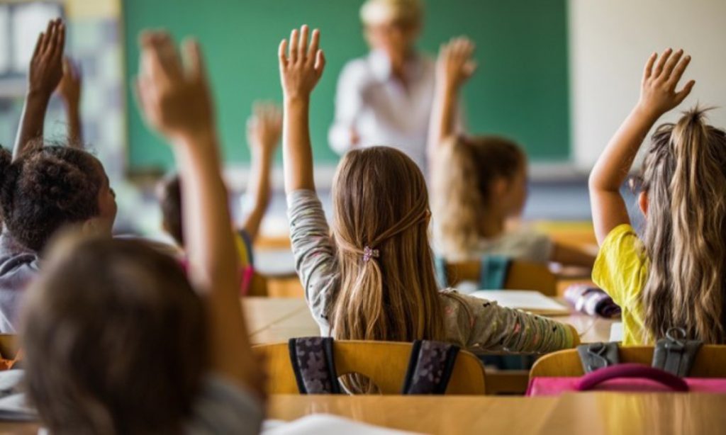 Imagine Stire Profesorii, forțați să predea online! Anunțul făcut de ministrul Educației. “Este necesar!” | 2review.ro