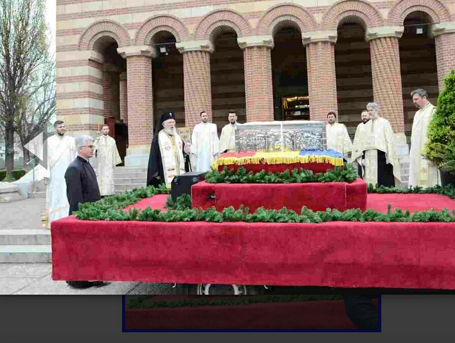 Imagine Stire Procesiune la Târgoviște pentru încetarea pandemiei de coronavirus. Medicii au ieșit în fața spitalului și s-au rugat | 2review.ro