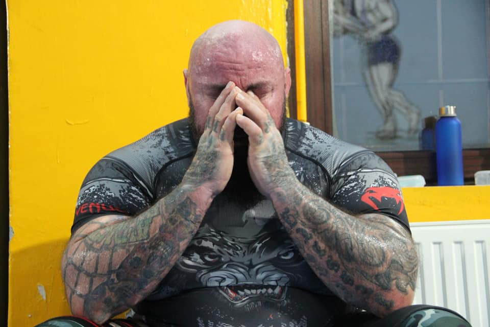 Imagine Stire Nici nu poți să te uiți! Provocarea anului vine de la Sandu Lungu: cum bea luptătorul de MMA 20 de ouă pe nerăsuflate! VIDEO | 2review.ro